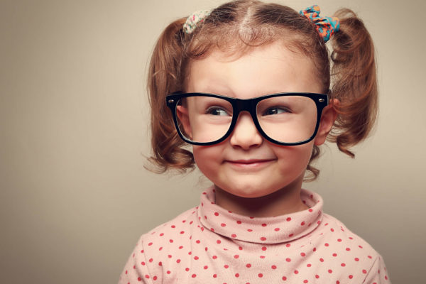 Kinder-Augenprüfungen beim Experten sind wichtig.