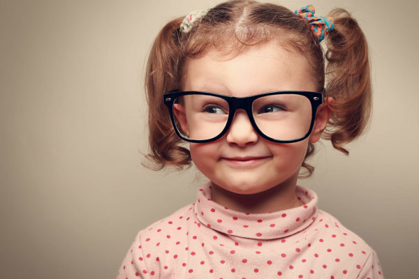 Kinder-Augenprüfungen beim Experten sind wichtig. Kinder-Augenprüfungen beim Experten sind wichtig.